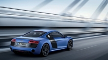 Синий Audi R8 едет по новому мосту